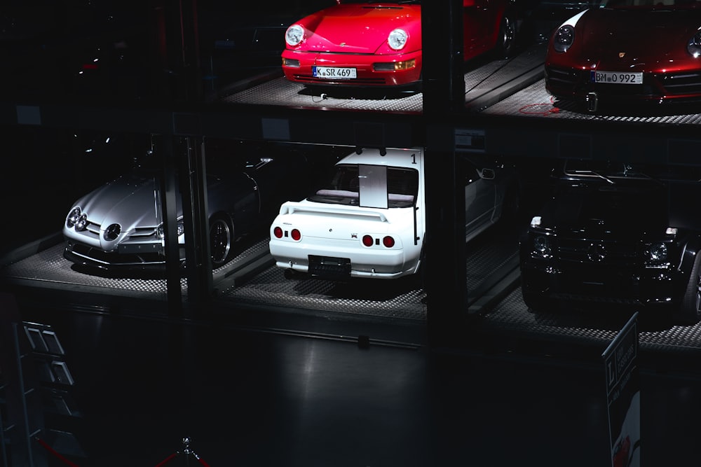 Fahrzeuge in einer Garage